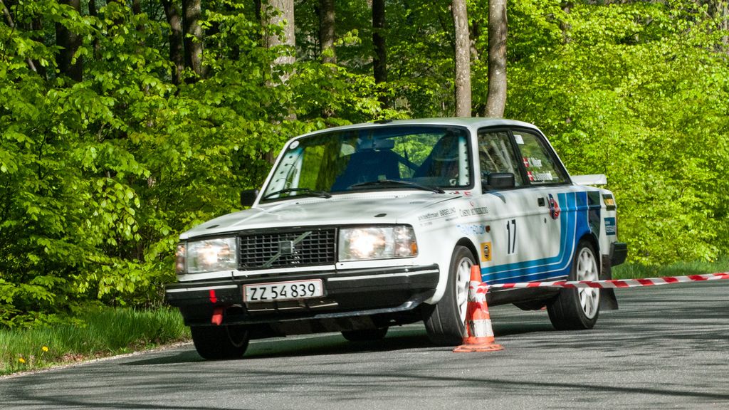 Kurt Mejer kunne lørdag den 11. maj tage endu en pokal med hjem til samlingen, da han i Lindum Skov Hill Climb blev nr. 2 i klasse 6B for biler over 1300 ccm
(Foto: rallypics.dk-Viggo Johansen)